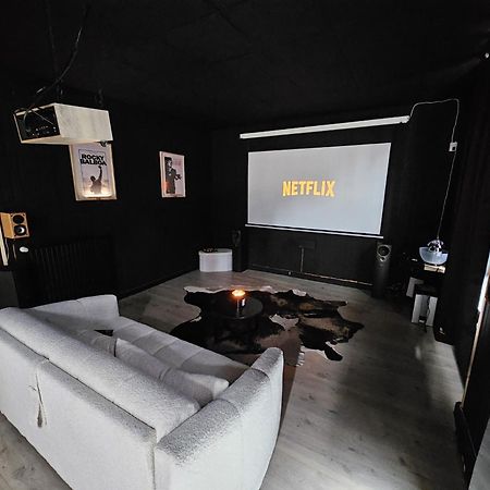 Black Box Cinema Appartement Avec Balneo Epinal Exterior photo